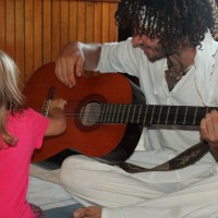 Avi showing Isabella the guitar.