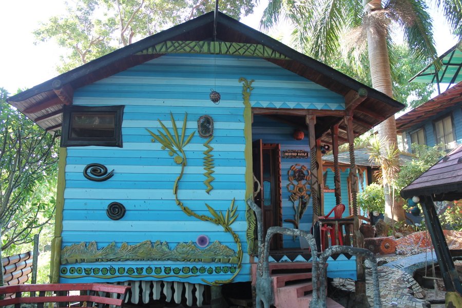 Utila cabin for rent. I loved the three shades of blue paint, the trim, the porch. OK everything.