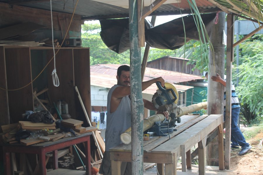 El Rellano woodworker cutting into a big piece of bamboo.