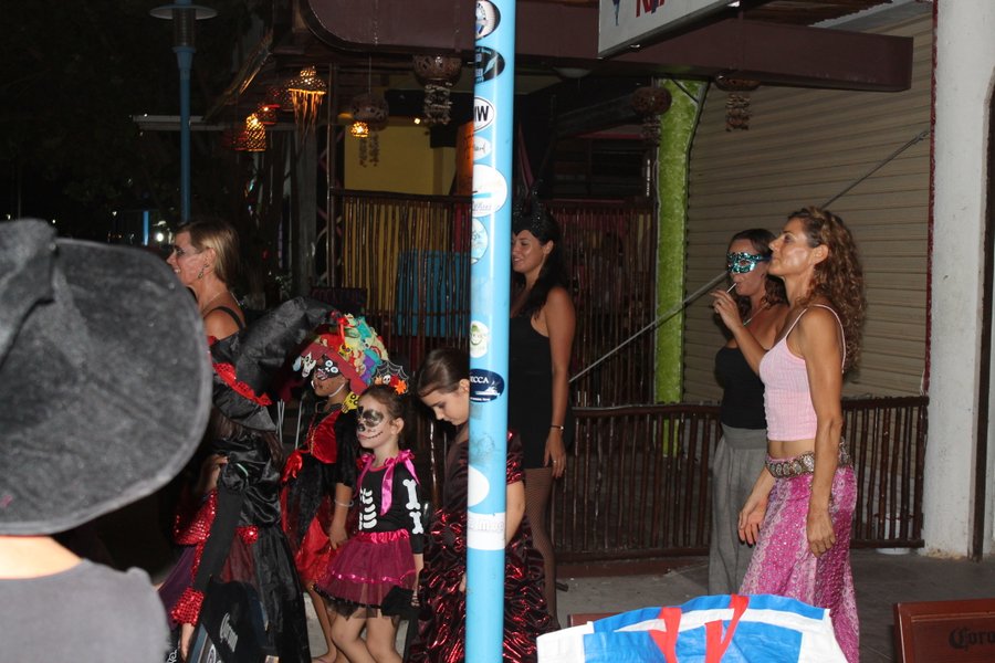 This group of dancers were performing to Thriller. They traveled the length of the main strip giving performances along the way. You gotta love people that plan stuff like that and get the kids into it.