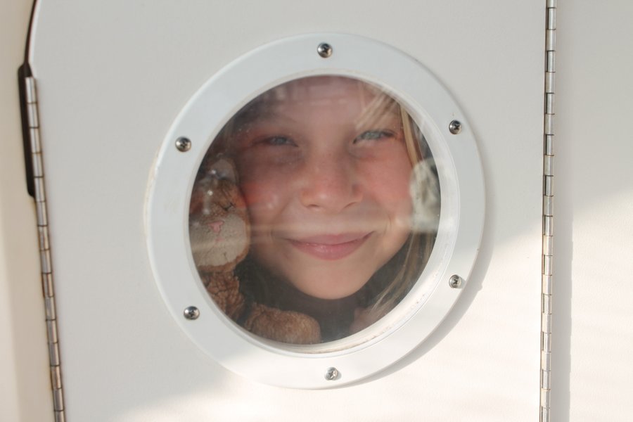 Who is that peeping through the porthole? Yes it is Lily and Whiskers. 